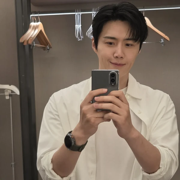 Popular photo full of fans’ love for Kim Seonho