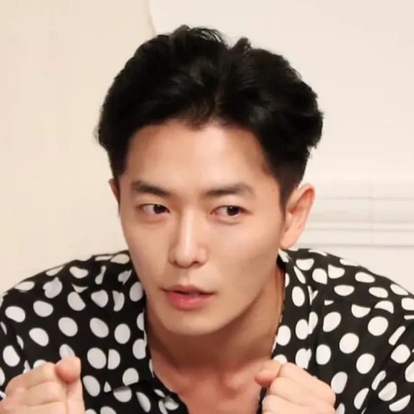 充滿粉絲愛的金材昱人氣照片