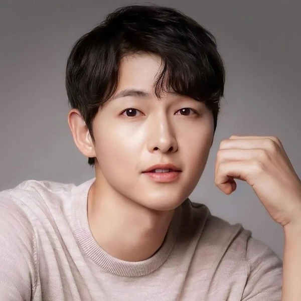 Popular photo full of fans’ love for Song Joongki
