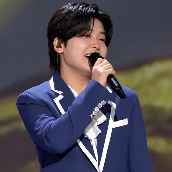 Popular photo full of fans’ love for Park Sungon