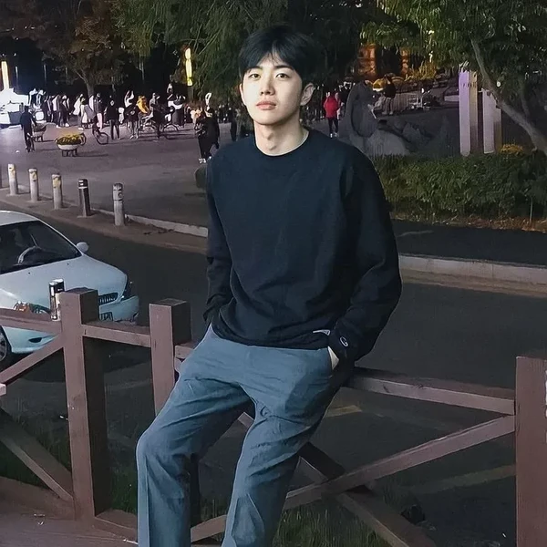 Popular photo full of fans’ love for Kang Hoon