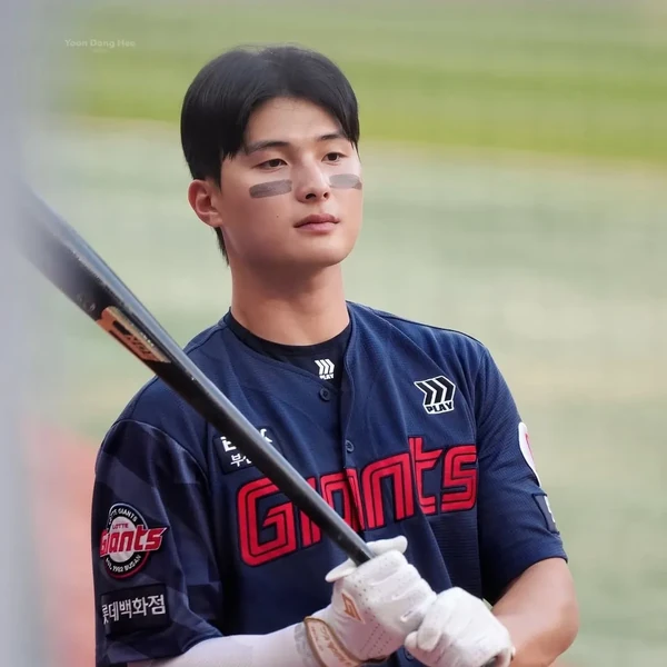 Popular profile image of Yoon Donghee selected by vote