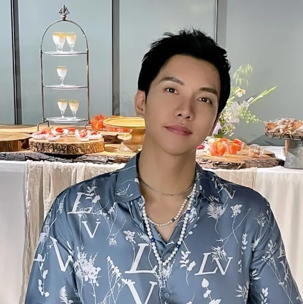 Foto populer Lee Seunggi yang penuh cinta dari penggemar