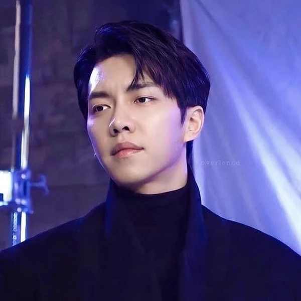 Foto populer Lee Seunggi yang penuh cinta dari penggemar