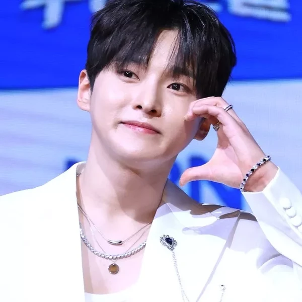 Foto populer Seong Ri yang penuh cinta dari penggemar