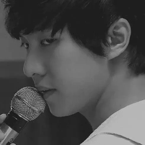 Foto populer Lee Seunggi yang penuh cinta dari penggemar
