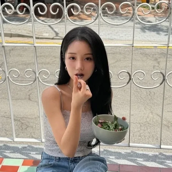 The most loved look of Kim Soyeon (2004) today