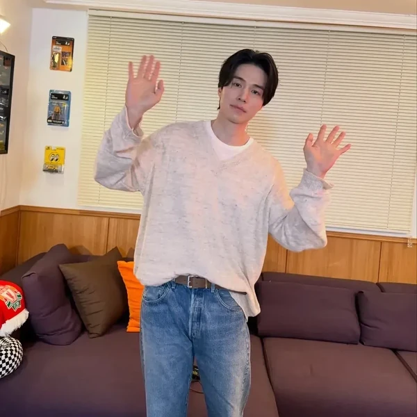 Popular photo full of fans’ love for Lee Dongwook