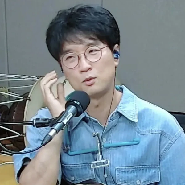 Popular photo full of fans’ love for Bak Changgeun