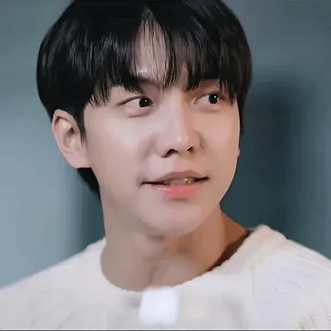 Foto populer Lee Seunggi yang penuh cinta dari penggemar