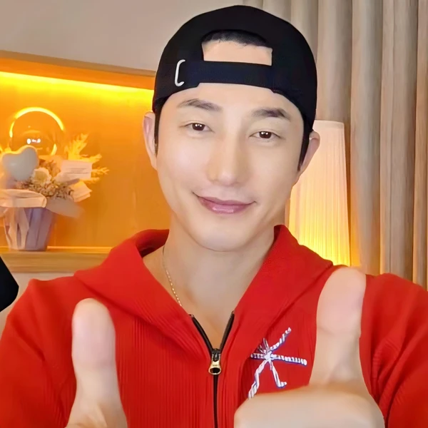 Foto populer Park Sihoo yang penuh cinta dari penggemar