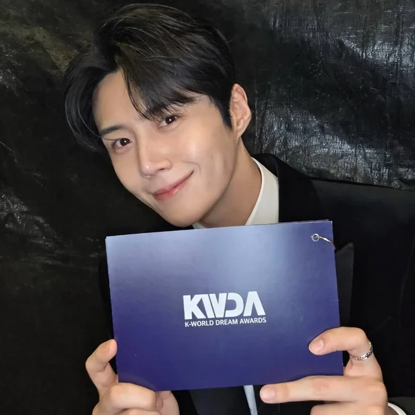 Foto populer Kim Seonho yang penuh cinta dari penggemar