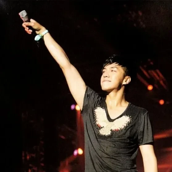 Foto populer Lee Seunggi yang penuh cinta dari penggemar