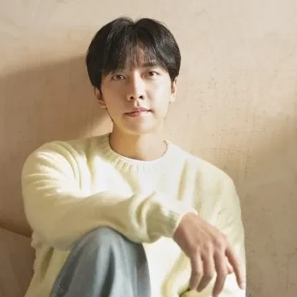 Foto populer Lee Seunggi yang penuh cinta dari penggemar