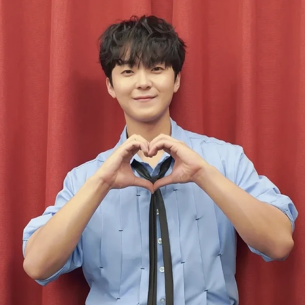 Popular photo full of fans’ love for Park Minsu