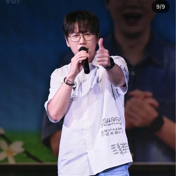 Popular photo full of fans’ love for Chungil