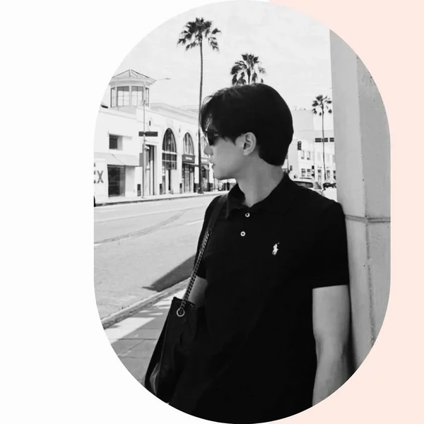Popular photo full of fans’ love for Keng
