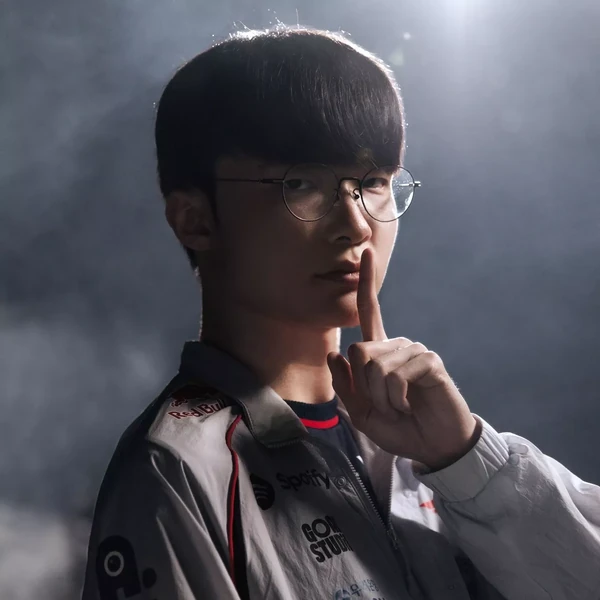 Today’s standout profile photo of Faker on Choeaedol Celeb