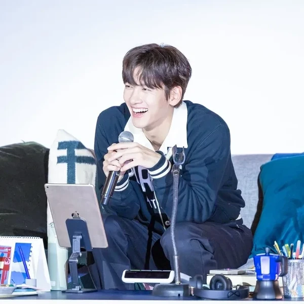 Popular photo full of fans’ love for Ji Changwook