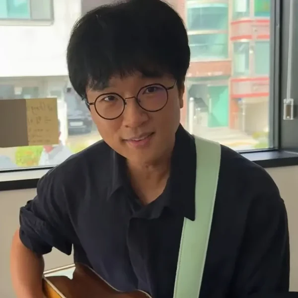Popular photo full of fans’ love for Bak Changgeun