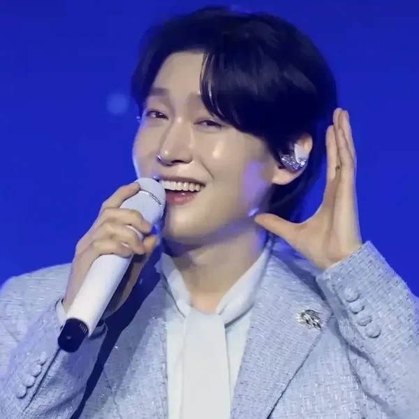 Popular photo full of fans’ love for Kim Yongbin