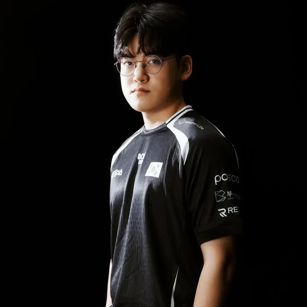 Today’s standout profile photo of Gumayusi on Choeaedol Celeb