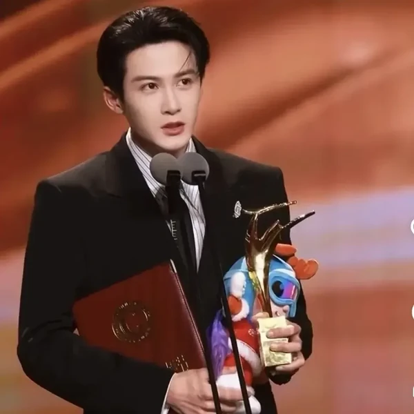 The most loved look of Tan Jianci today