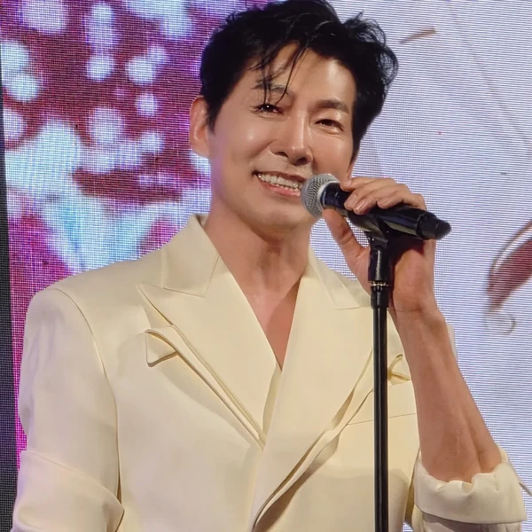 Popular photo full of fans’ love for Kim Yongpil