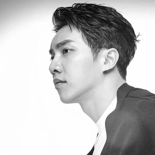 Foto populer Lee Seunggi yang penuh cinta dari penggemar