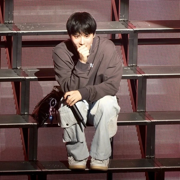 Popular photo full of fans’ love for Suho