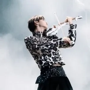 Popular photo full of fans’ love for Henry