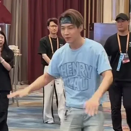 Popular photo full of fans’ love for Henry