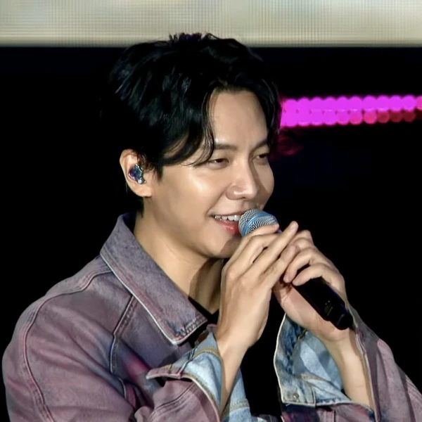 The most loved look of Lee Seunggi today