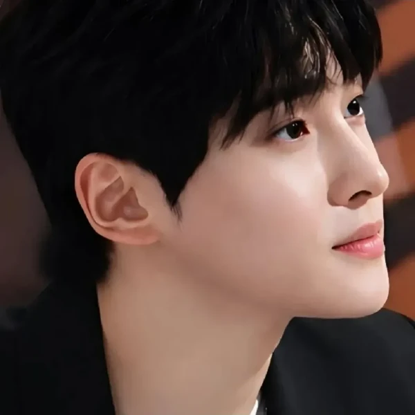 The most loved look of Seong Ri today