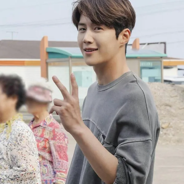 Foto populer Kim Seonho yang penuh cinta dari penggemar
