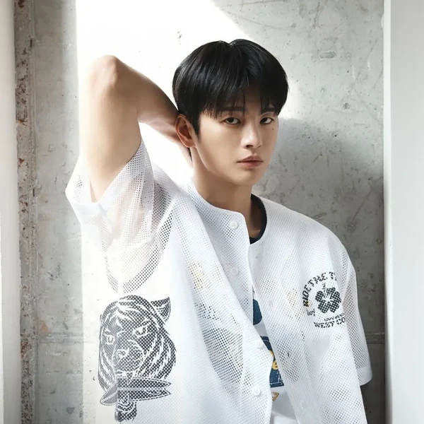 Foto populer Seo Inguk yang penuh cinta dari penggemar