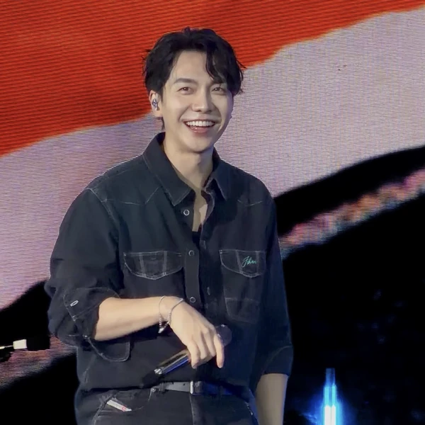The most loved look of Lee Seunggi today