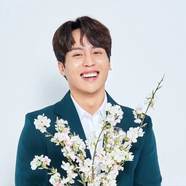 Popular photo full of fans’ love for Mooryong