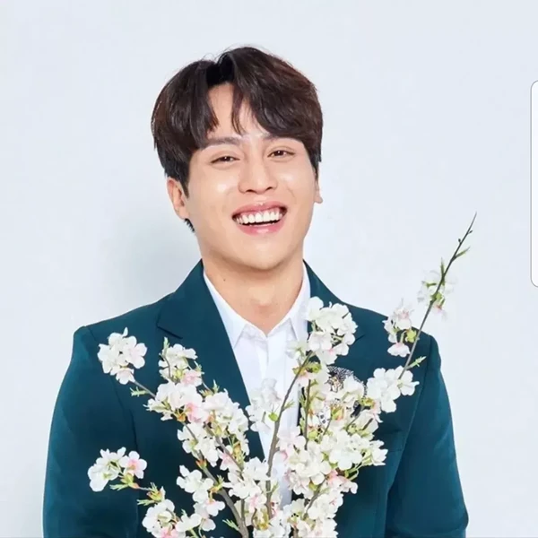 Popular photo full of fans’ love for Mooryong