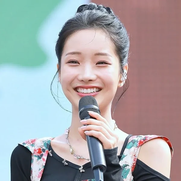 The most loved look of Kim Soyeon (2004) today