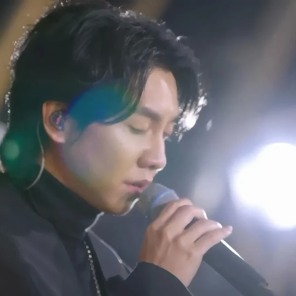Foto populer Lee Seunggi yang penuh cinta dari penggemar
