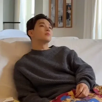 Popular photo full of fans’ love for Henry