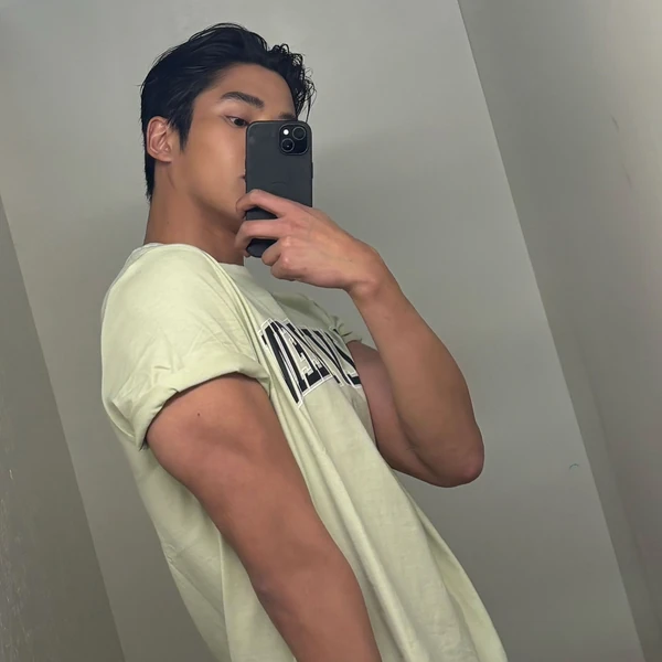 Popular photo full of fans’ love for Rowoon