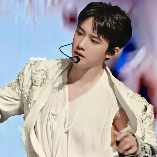 Penampilan Doh Kyungsoo (D.O.) yang paling disukai hari ini