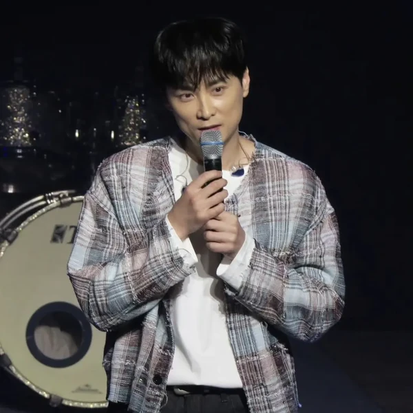 Popular photo full of fans’ love for Min Kyunghoon