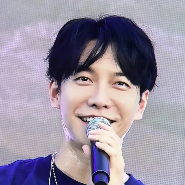 Penampilan Lee Seunggi yang paling disukai hari ini