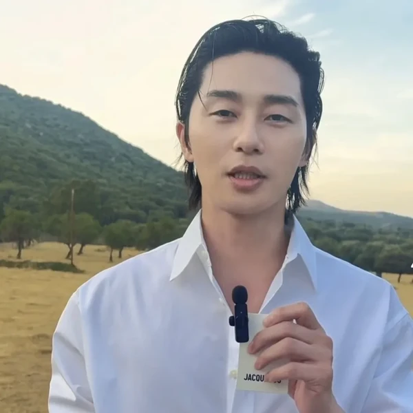 The most loved look of Park Seojoon today