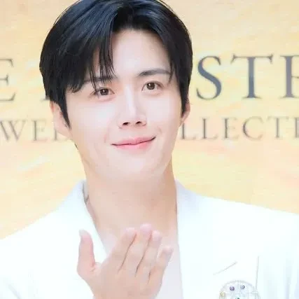 Foto populer Kim Seonho yang penuh cinta dari penggemar