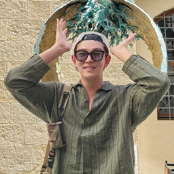 Popular photo full of fans’ love for Yoon Kyunsang