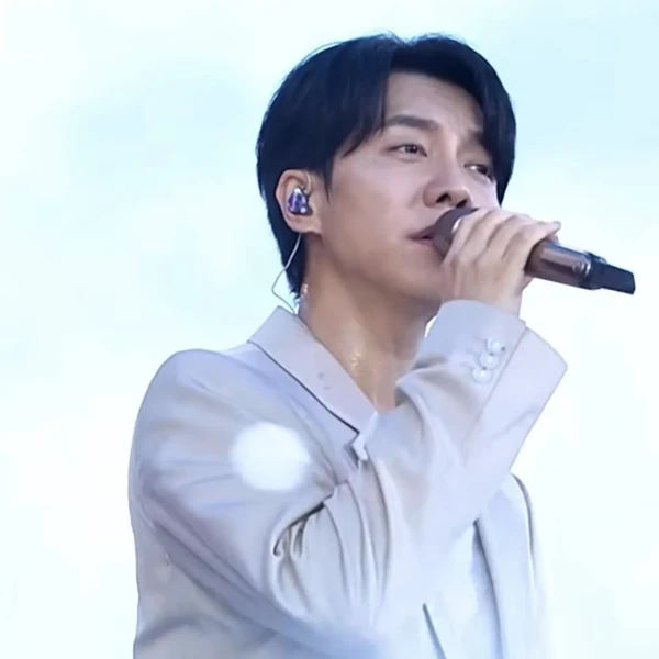 Foto populer Lee Seunggi yang penuh cinta dari penggemar